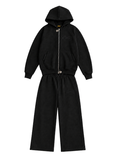 Signature Tracksuit Product V1 Black. Schwarzer Maison De La Rue Tracksuit, Vorderansicht.