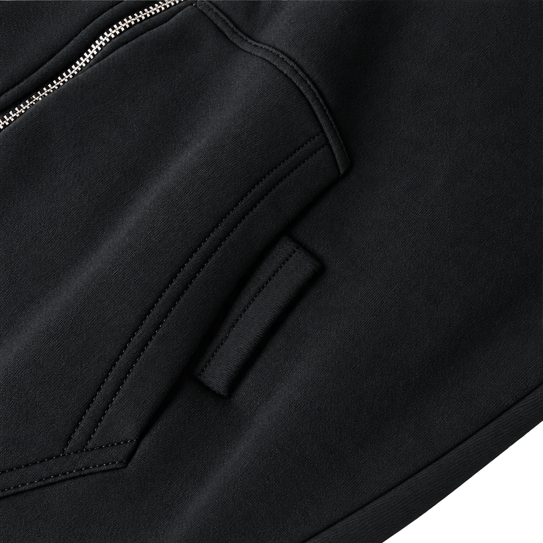 Signature Hoodie Product V6 Black. Detailaufnahme der Tasche und Nähte am schwarzen Maison De La Rue Hoodie.