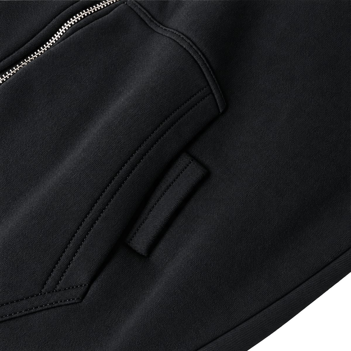 Signature Hoodie Product V6 Black. Detailaufnahme der Tasche und Nähte am schwarzen Maison De La Rue Hoodie.