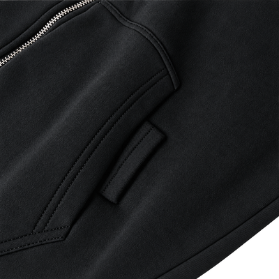 Signature Hoodie Product V6 Black. Detailaufnahme der Tasche und Nähte am schwarzen Maison De La Rue Hoodie.