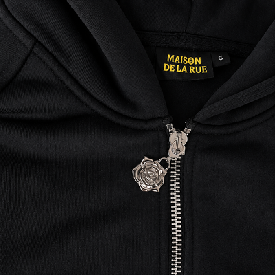 Signature Hoodie Product V4 Black. Detailansicht des schwarzen Maison De La Rue Hoodies am Kragen und Reißverschluss.