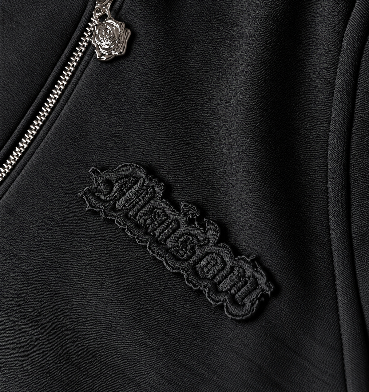 Signature Hoodie Product V3 Black. Detailaufnahme des schwarzen Maison De La Rue Signature Hoodies.