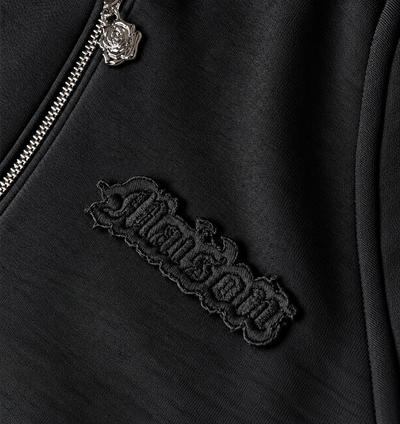 Signature Hoodie Product V3 Black. Detailaufnahme des schwarzen Maison De La Rue Signature Hoodies.