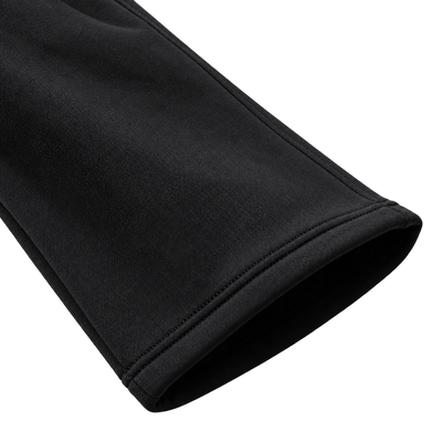 Signature Sweatpants Product V7 Black. Nahaufnahme des Beinabschlusses der schwarzen Maison De La Rue Sweatpants.