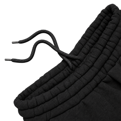 Signature Sweatpants Product V6 Black. Detailaufnahme des Kordelzugs der schwarzen Maison De La Rue Sweatpants.